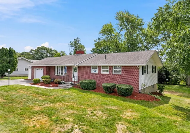 Photo 3 of Sale Pending at 19 Champlain Dr, Hudson, MA 01749 | MLS# 73565496 | Listing updated on 2026-09-05