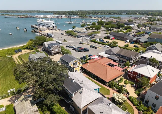 2nd image of 26 Union Ct, Vineyard Haven, MA 02568