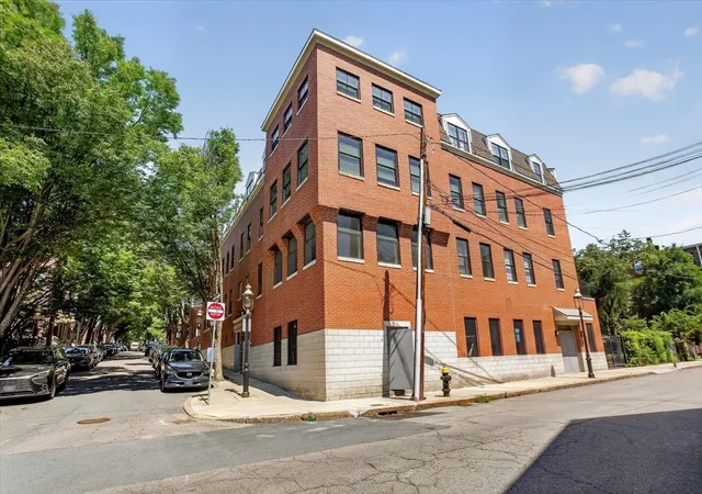 2nd image of 33 Chestnut St, Charlestown, MA 02129
