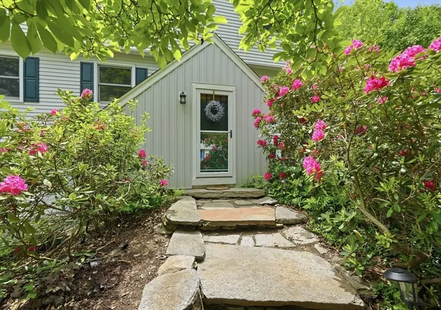 Homes for sale in Amherst, MA | 189 Pondview Dr, Amherst, MA 01002 | MLS# 73526180