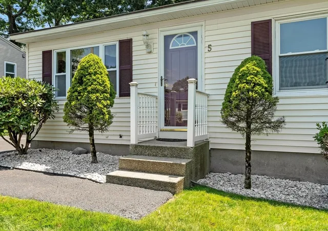 2nd image of 5 Aspen Rd, Springfield, MA 01128 | MLS# 73556639