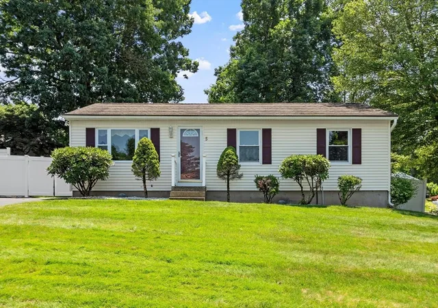 3rd image of 5 Aspen Rd, Springfield, MA 01128 | MLS# 73556639