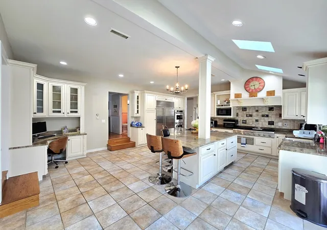 3rd image of 259 Salisbury St, Holden, MA 01520 | MLS# 73556872