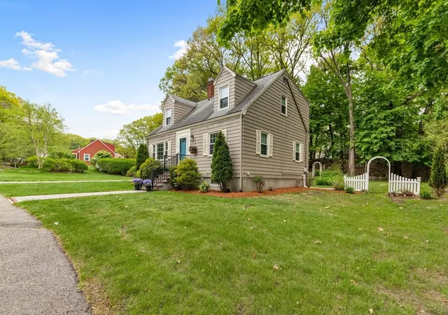 Homes for sale in Woburn, MA | 31 Hiawatha Rd, Woburn, MA 01801 | MLS# 73534129