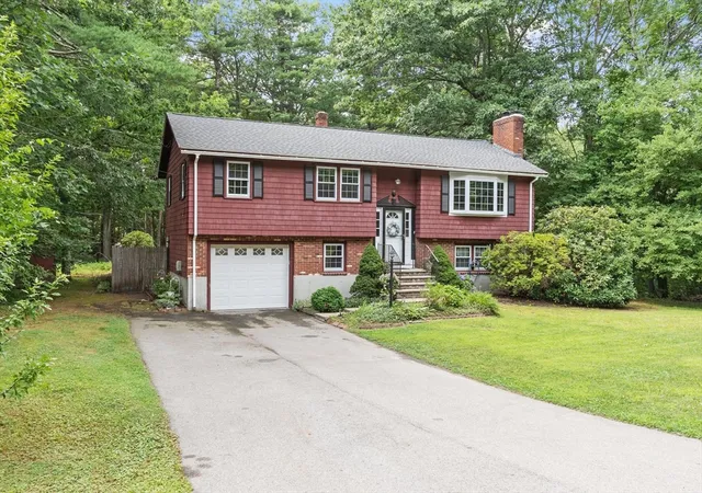 Photo 3 of Sale Pending at 7 Meadowbrook Rd, North Chelmsford, MA 01863 | MLS# 73554087 | Listing updated on 2026-09-08