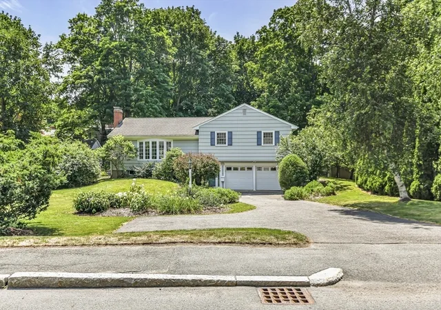 Photo 3 of Single family home for sale at 315 Hale St, Beverly, MA 01915 | MLS# 73554190 | Listing updated on 2026-09-17