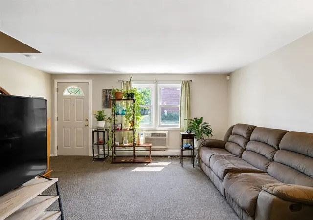 3rd image of 48 Manor Ct, Springfield, MA 01118