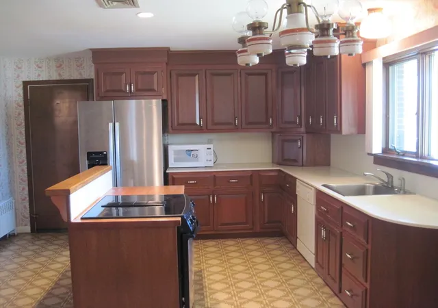 4th image of 324 Hillside Rd, North Andover, MA 01845 | MLS# 73515010