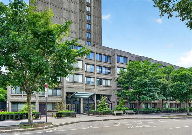 2nd image of 1731 Beacon St #915, Brookline, MA 02445 | MLS# 73541029