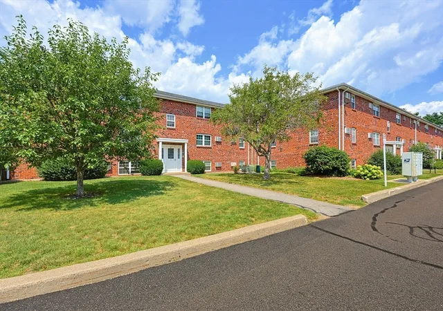 4th image of 91 Pleasant St, Medfield, MA 02052