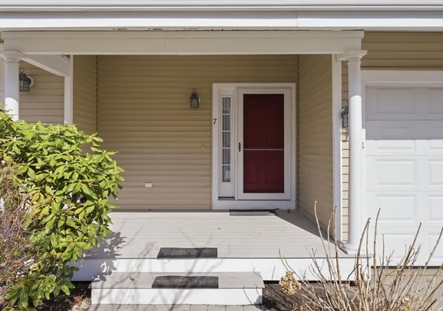 2nd image of 7 Tideswell Ln, Worcester, MA 01609