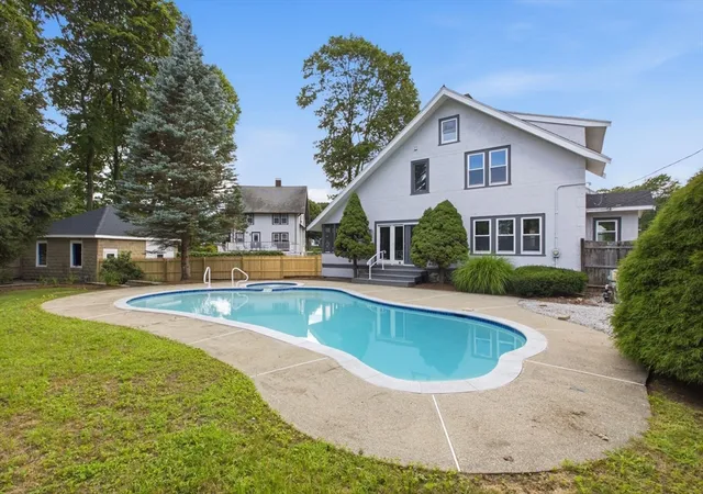 3rd image of 1174 Franklin St, Stoneham, MA 02180 | MLS# 73560329