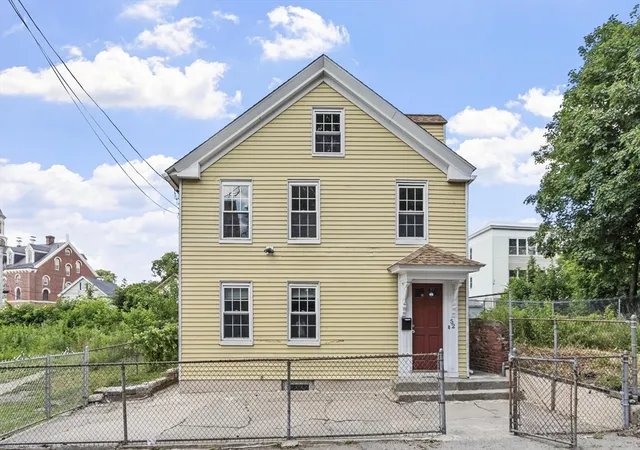 3rd image of 52 Auburn St, Lowell, MA 01852 | MLS# 73538366