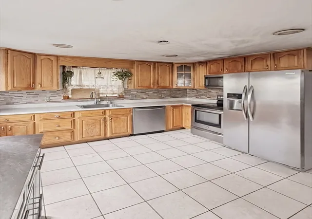 4th image of 780 Summer St, Brockton, MA 02302 | MLS# 73525880
