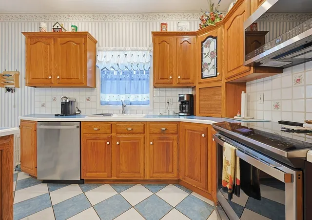 Photo 4 of Single family home for sale at 618 Robeson St, Fall River, MA 02720 | MLS# 73548826 | Listing updated on 2026-09-04