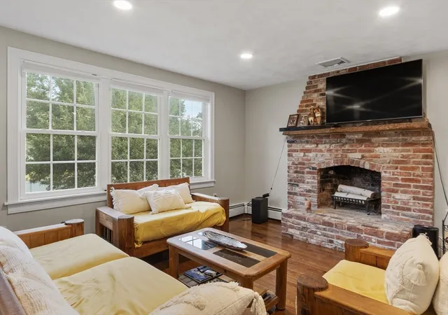 3rd image of 25 Glenwood Rd, Tewksbury, MA 01876 | MLS# 73553102