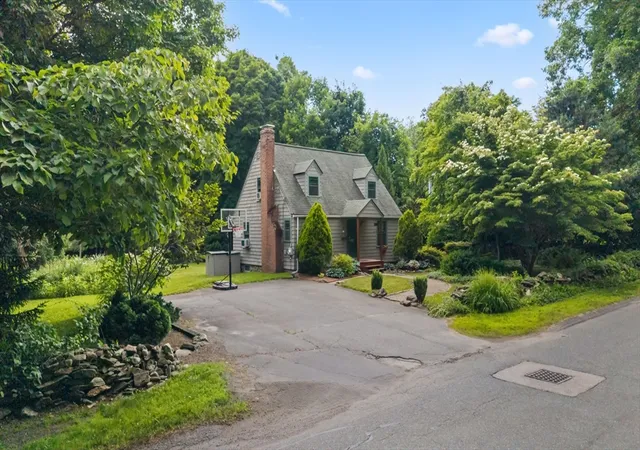 2nd image of 33 Spruce St, Shrewsbury, MA 01545 | MLS# 73539728