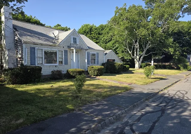 3rd image of 54 Oxford St, Fairhaven, MA 02719 | MLS# 73529815