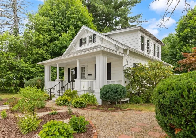 3rd image of 484 Groveland St, Haverhill, MA 01830 | MLS# 73545589