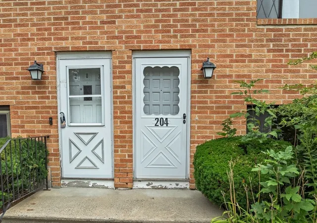 4th image of 204 Farrwood Dr, Haverhill, MA 01835