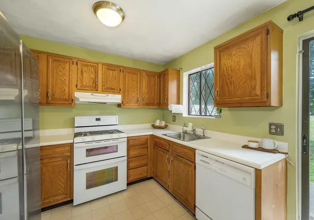 5th image of 204 Farrwood Dr, Haverhill, MA 01835