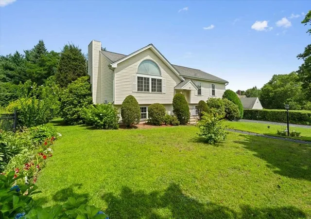 Photo 1 of Sale Pending at 6 Moreland Green Dr, Worcester, MA 01609 | MLS# 73563427 | Listing updated on 2026-09-04