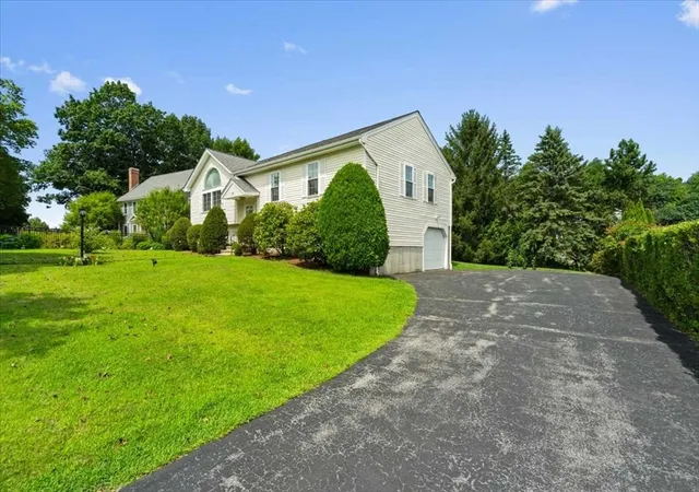 Photo 3 of Sale Pending at 6 Moreland Green Dr, Worcester, MA 01609 | MLS# 73563427 | Listing updated on 2026-09-04