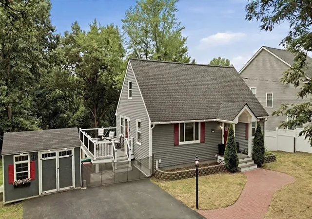3rd image of 1582 Varnum Ave, Lowell, MA 01854 | MLS# 73550802