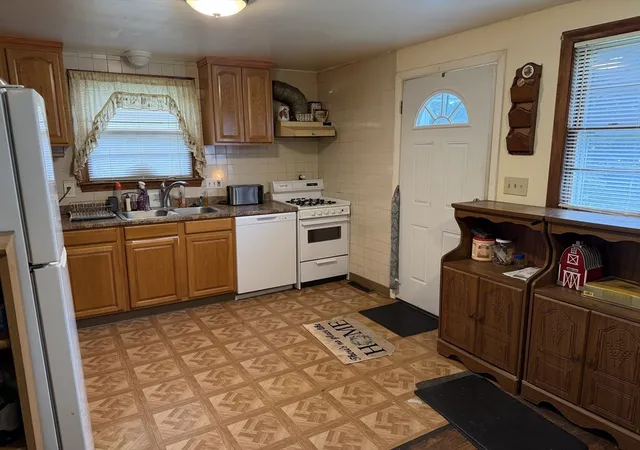 4th image of 35 Townsend Terrace, Framingham, MA 01701 | MLS# 73566343