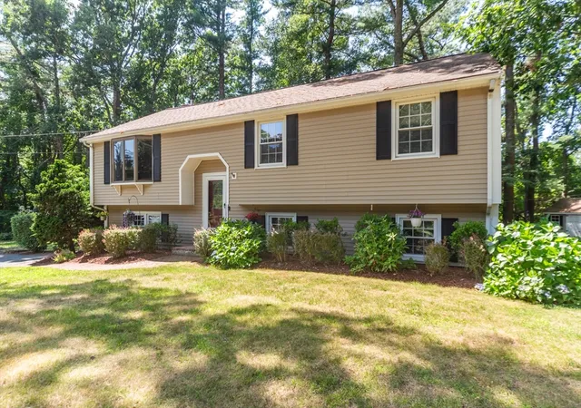 2nd image of 140 Bayberry Cir, Bridgewater, MA 02324 | MLS# 73556373