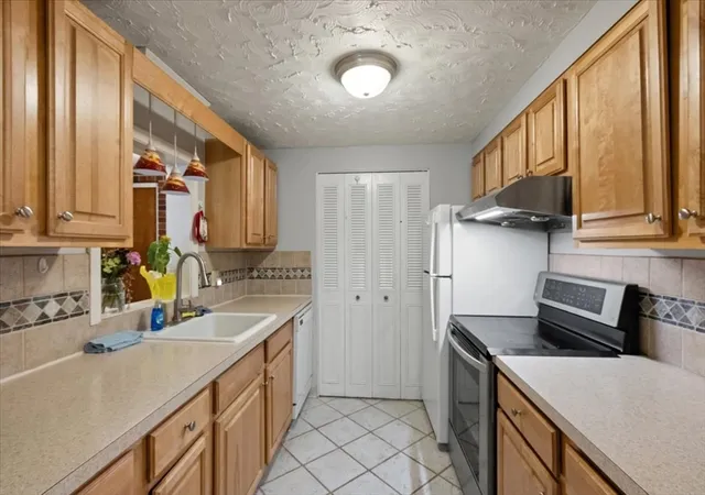 3rd image of 46 Greentree Ln #16, South Weymouth, MA 02190 | MLS# 73552476