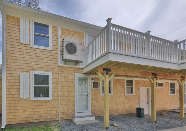 3rd image of 124 Skiff Ave, Vineyard Haven, MA 02568