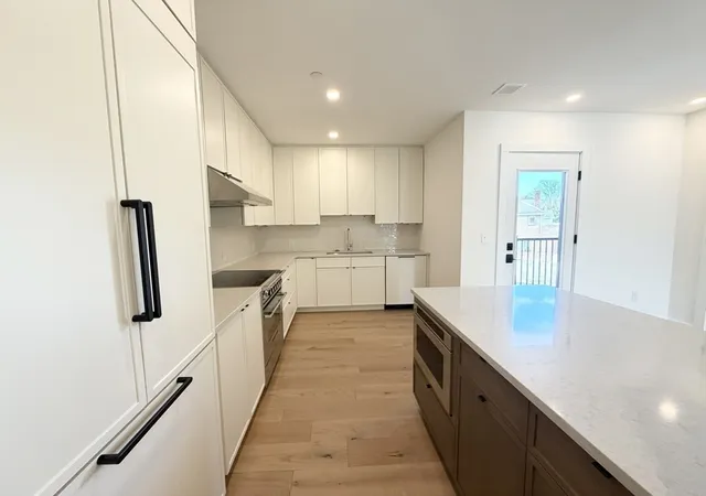 3rd image of 10 Elm St, Framingham, MA 01701
