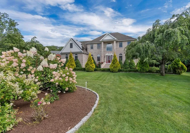 Photo 3 of Sale Pending at 18 Steeple Ln, Lincoln, RI 02865 | MLS# 73566983 | Listing updated on 2026-09-08