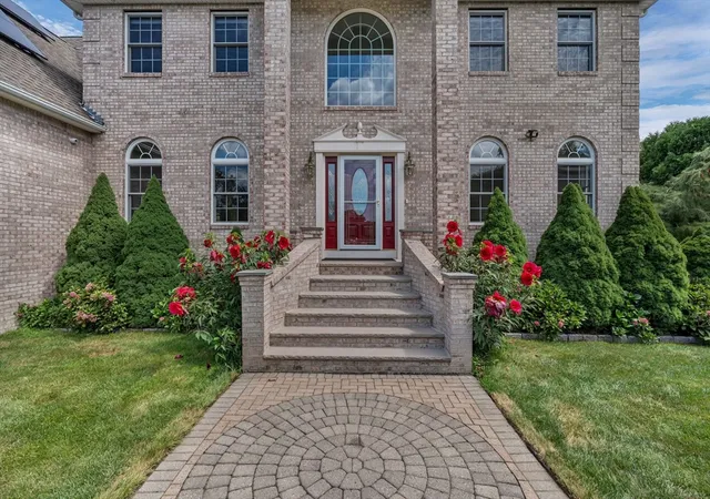 Photo 4 of Sale Pending at 18 Steeple Ln, Lincoln, RI 02865 | MLS# 73566983 | Listing updated on 2026-09-08