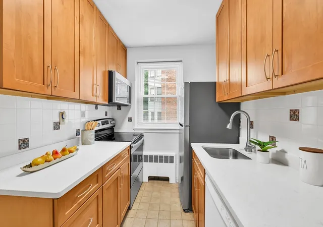 4th image of 21 Englewood Ave, Brookline, MA 02445
