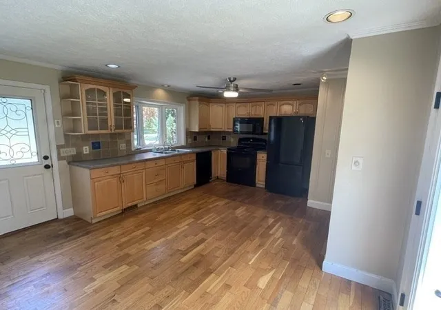 Photo 3 of Sale Pending at 117 Hazardville Rd, Longmeadow, MA 01106 | MLS# 73549901 | Listing updated on 2026-09-16
