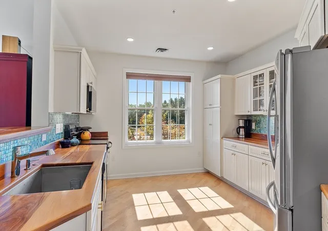 4th image of 62 Abigail Rd, Reading, MA 01867