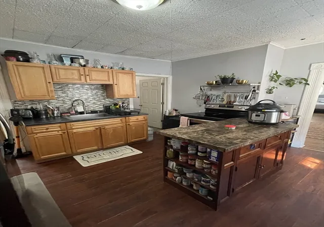 Listing Photo 4 - Condo for sale in building located at 52 Acushnet St, Springfield, MA 01105