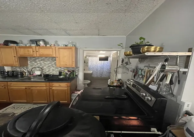 Listing Photo 5 - Condo for sale in building located at 52 Acushnet St, Springfield, MA 01105