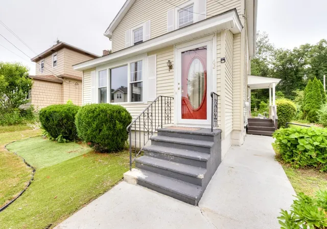 3rd image of 62 Rolfe Ave, Shrewsbury, MA 01545 | MLS# 73550294