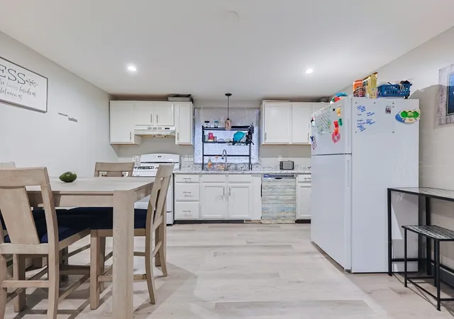 5th image of 118 Maple St, Needham, MA 02492