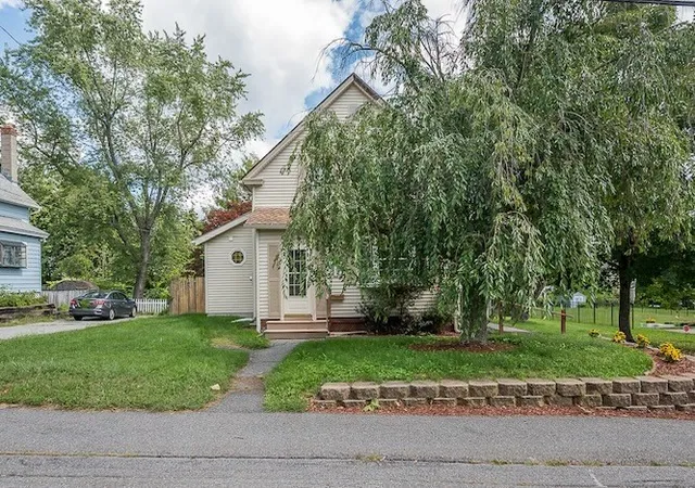 Photo 3 of Single family home for sale at 317 Oxford St N, Auburn, MA 01501 | MLS# 73570082 | Listing updated on 2026-09-04