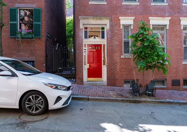 2nd image of 68 Phillips St, Boston, MA 02114