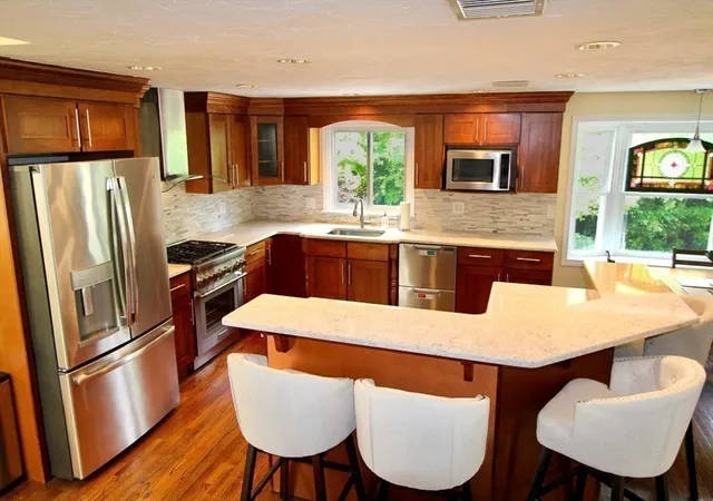 3rd image of 10 Stoneybrook Dr, Bridgewater, MA 02324 | MLS# 73555885
