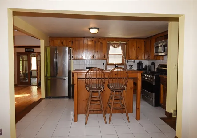3rd image of 136 Taylor St, Pembroke, MA 02359 | MLS# 73557152