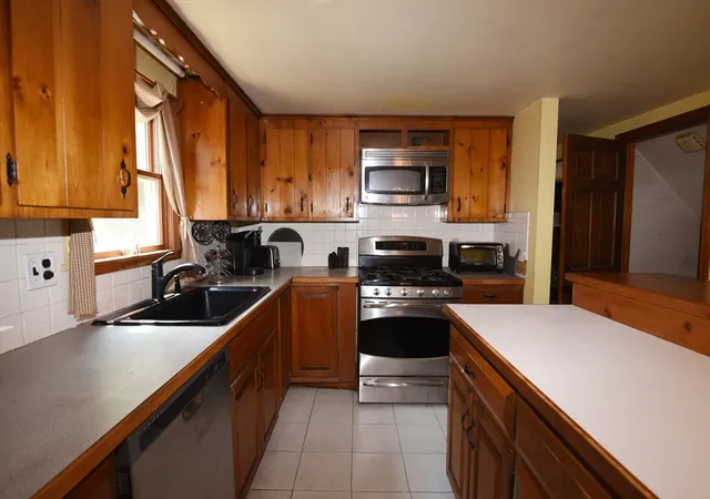 4th image of 136 Taylor St, Pembroke, MA 02359 | MLS# 73557152