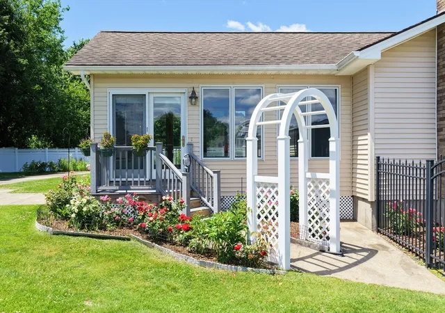 3rd image of 169 Country Rd, Agawam, MA 01001 | MLS# 73538552