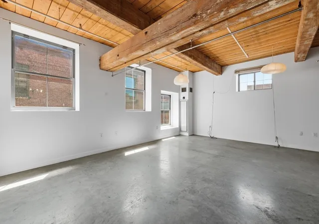 4th image of 172 Middle St, Lowell, MA 01852