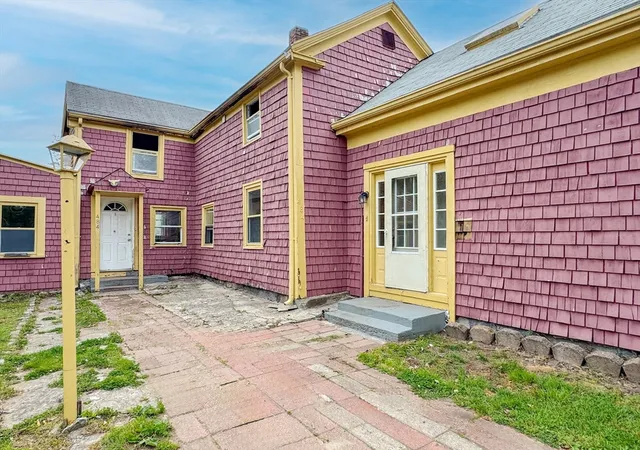 Photo 3 of Single family home for sale at 484 S Franklin St, Holbrook, MA 02343 | MLS# 73526757 | Listing updated on 2026-09-12